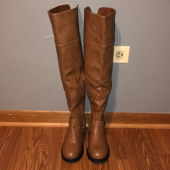 BRAND NEW WOMAN’S BROWN BOOTS SIZE 6! NWT! BACK ZIP STUD FLAT SMOKE FREE HOME! - Picture 1 of 5